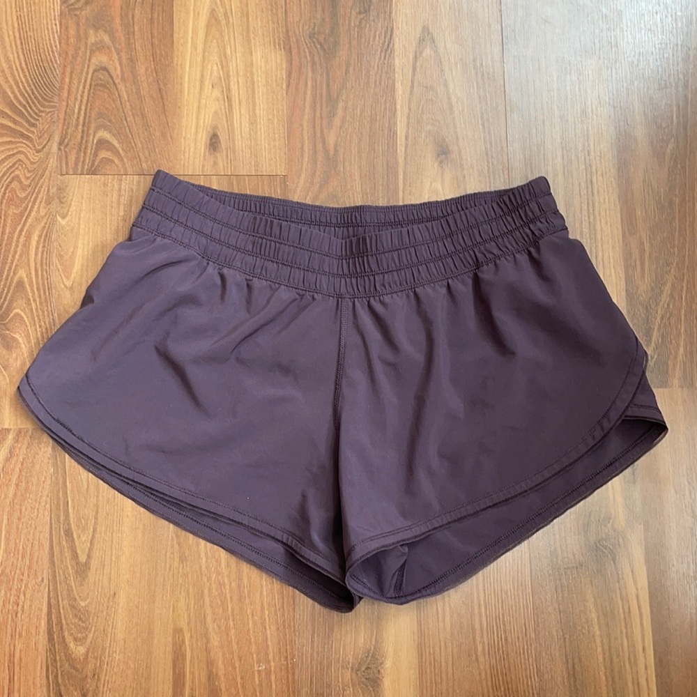 Lululemon “Hotty Hot low-rise short” 2.5- size 6